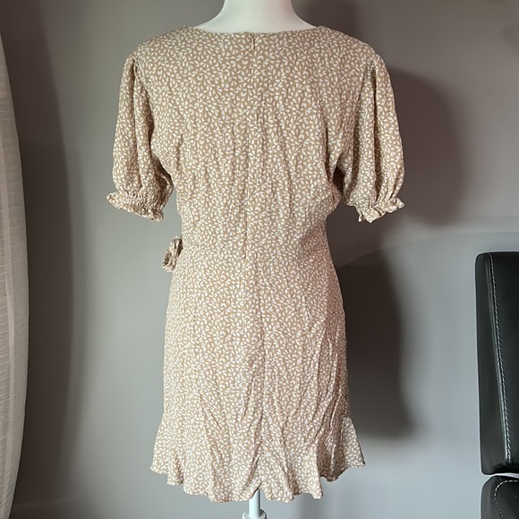 NWT Gianni Bini Women’s Tan Babydoll Dress - Picture 6 of 8